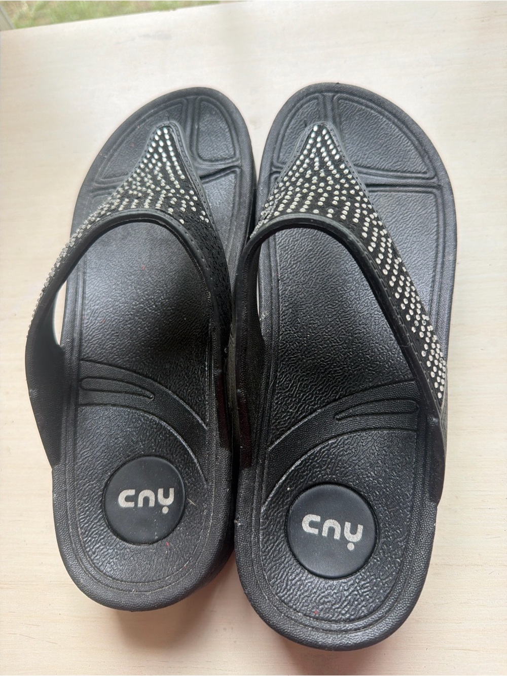 CNU Black Rhinestone Thong Sandals Women’s Size 8 Comfort Slip-On
